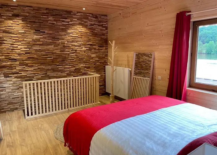 La Petite Maison Au Bord De L\'Eau
